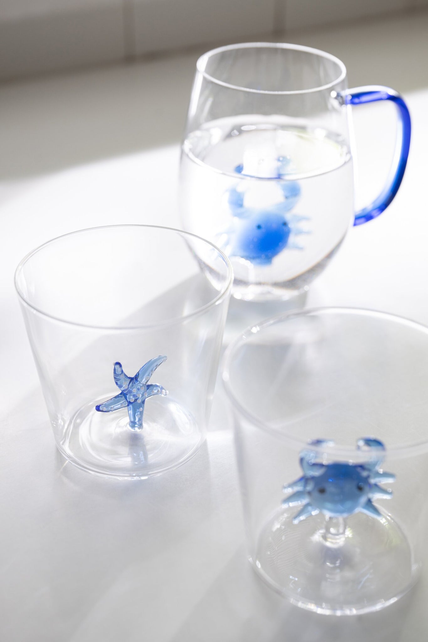 J-Line Wasserglas Seestern/Krabbe mit Henkel Blau/Transparent Sortiert – 2 Stück