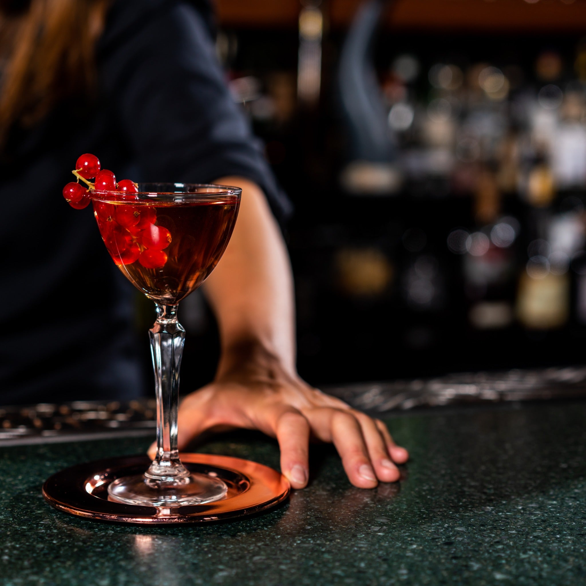 Bar Professional Onderzetter Koper in gebruik met cocktail