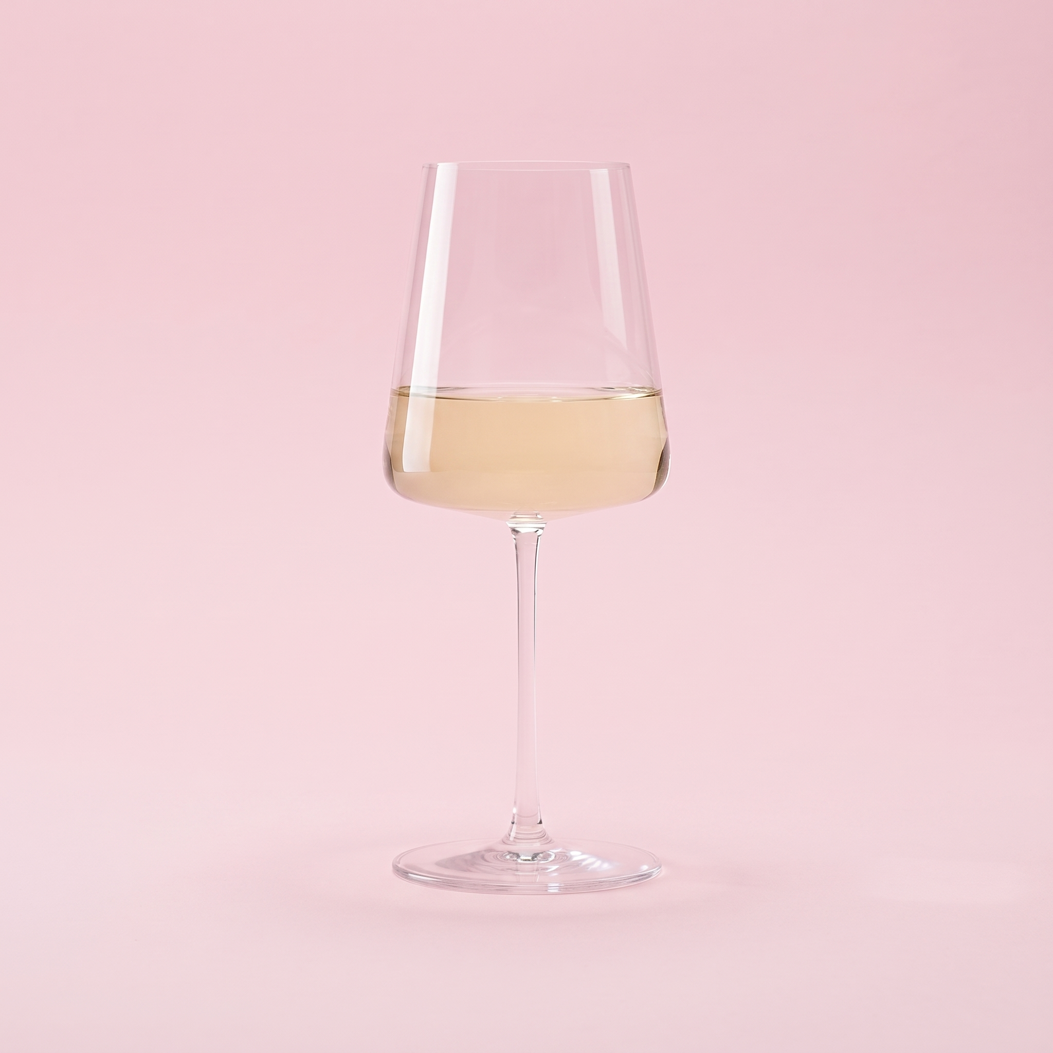 Stolzle Lausitz Power wijnglas 52 cl met witte wijn op roze achtergrond