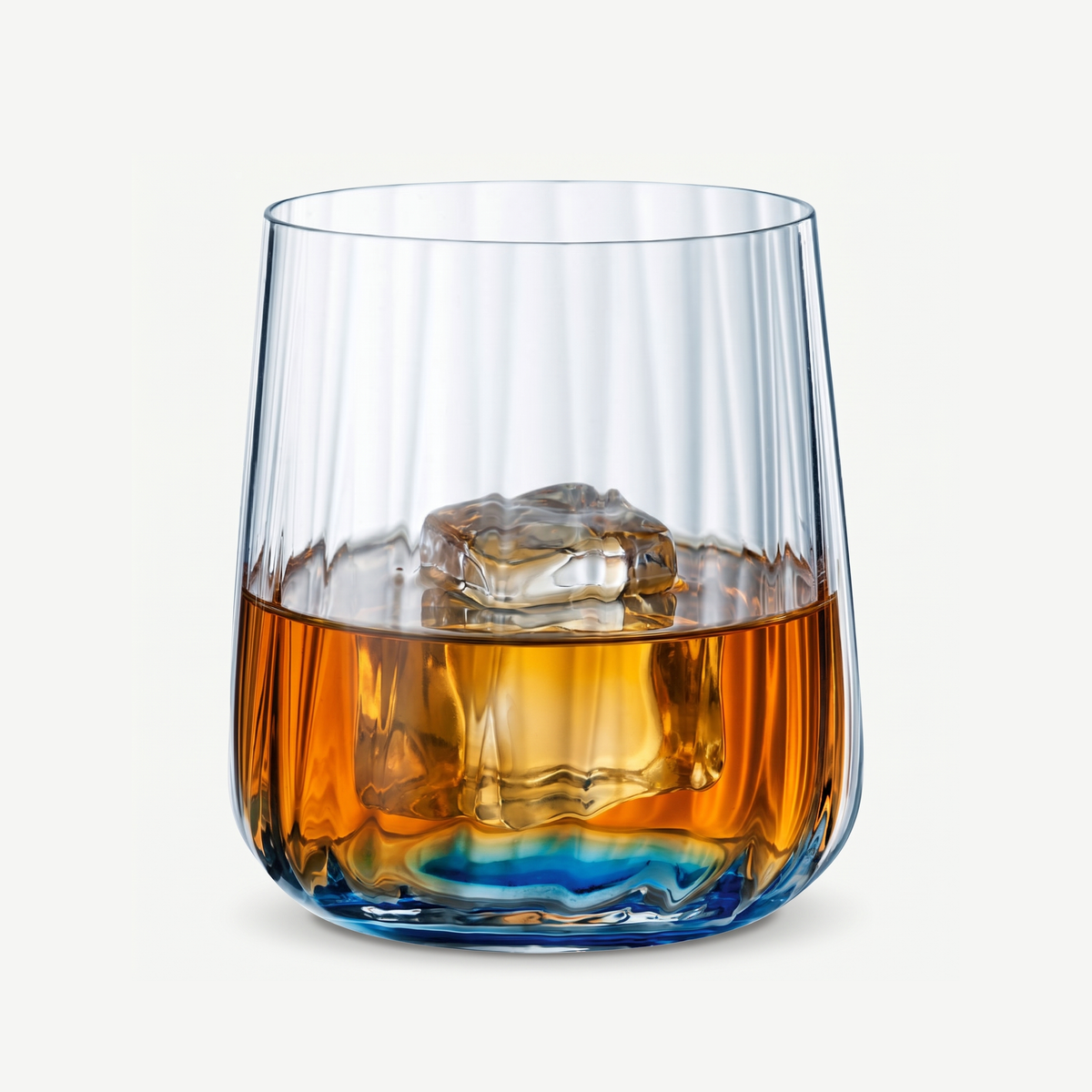 Spiegelau Lifestyle Tumbler 34 Cl Blauw gevuld met whisky en ijs