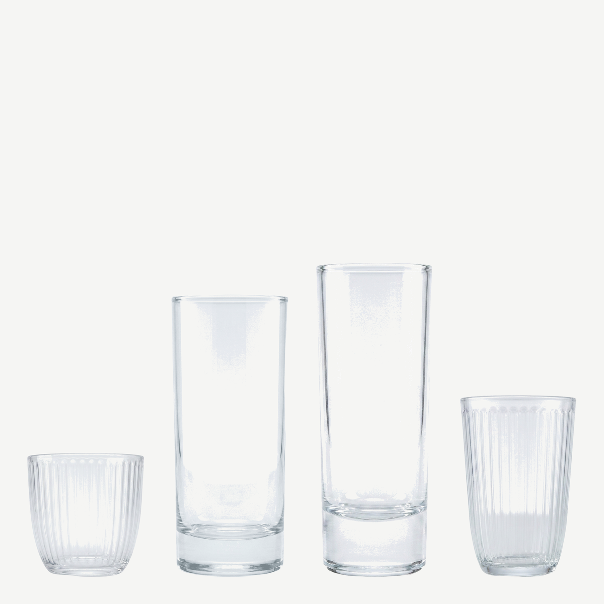 Studentenbox met lege tumbler, longdrinkglas, shotglas en bierglas