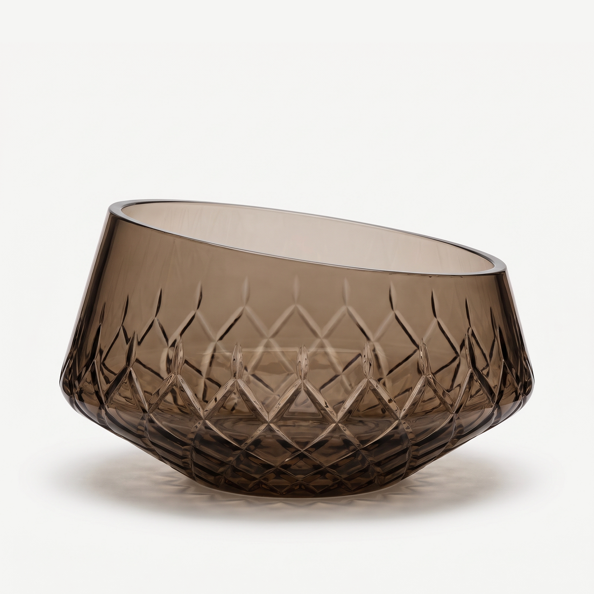 Zwiesel Glas Diamonds Schaal 101 mm Smoky op een gebroken witte achtergrond