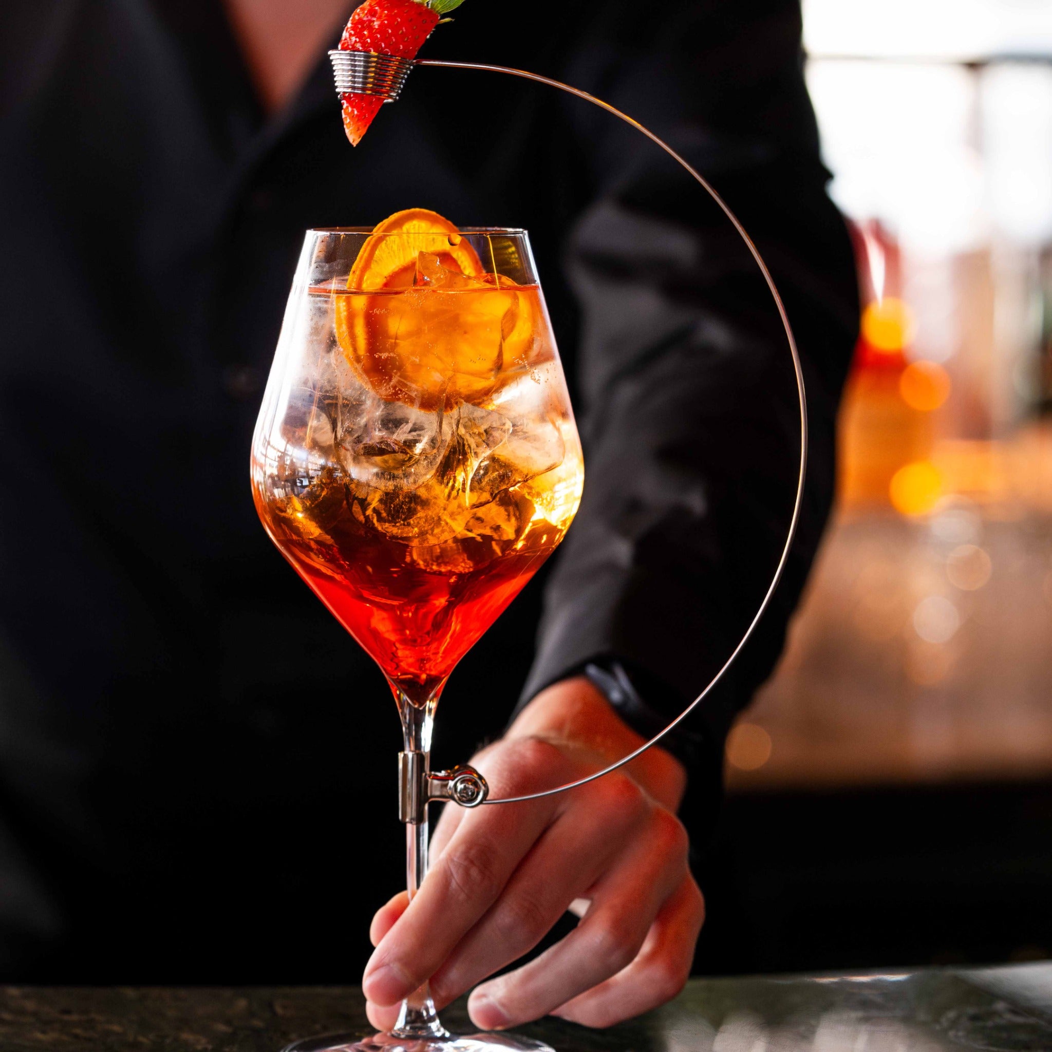 Bar Professional Garneerklem in gebruik op cocktailglas