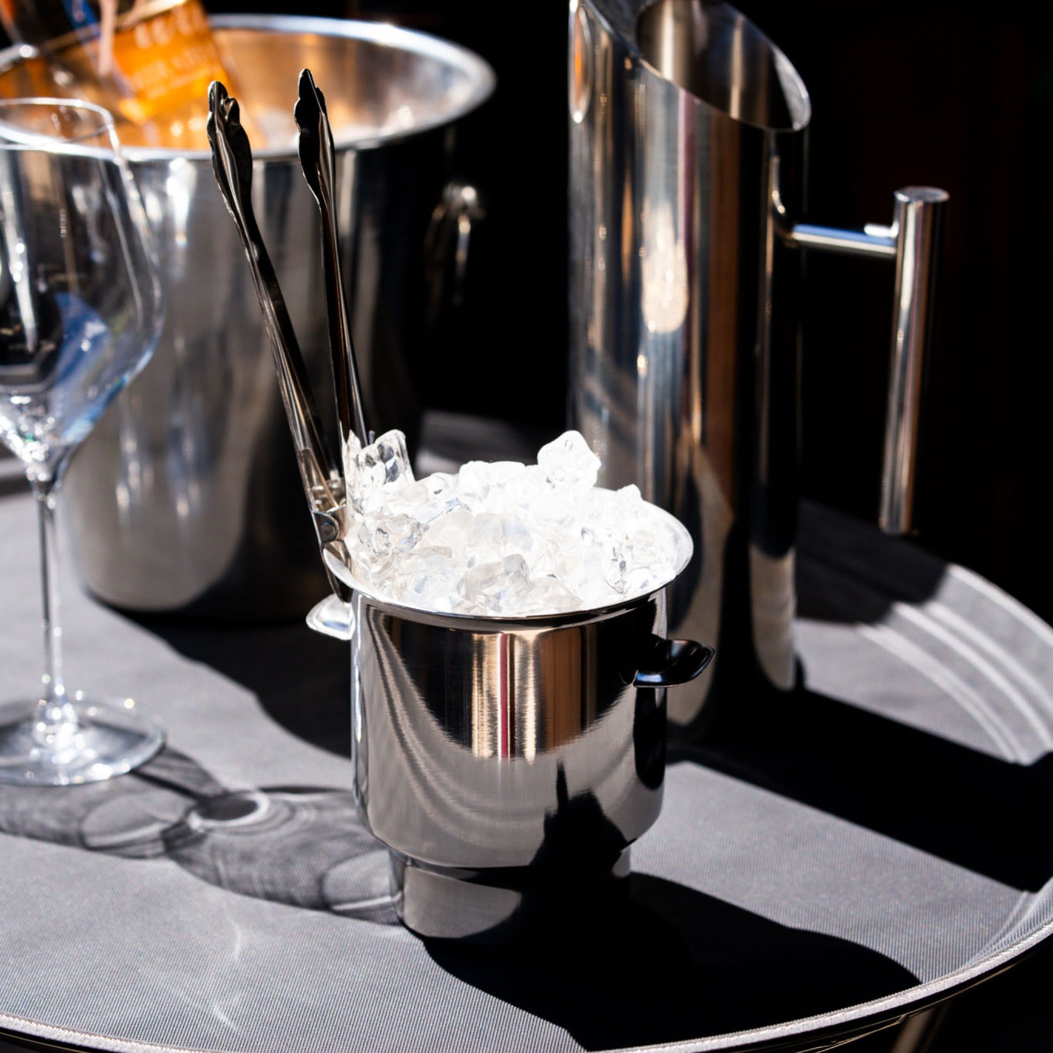 Bar Professional Mini IJsemmer gevuld met ijs op de bar