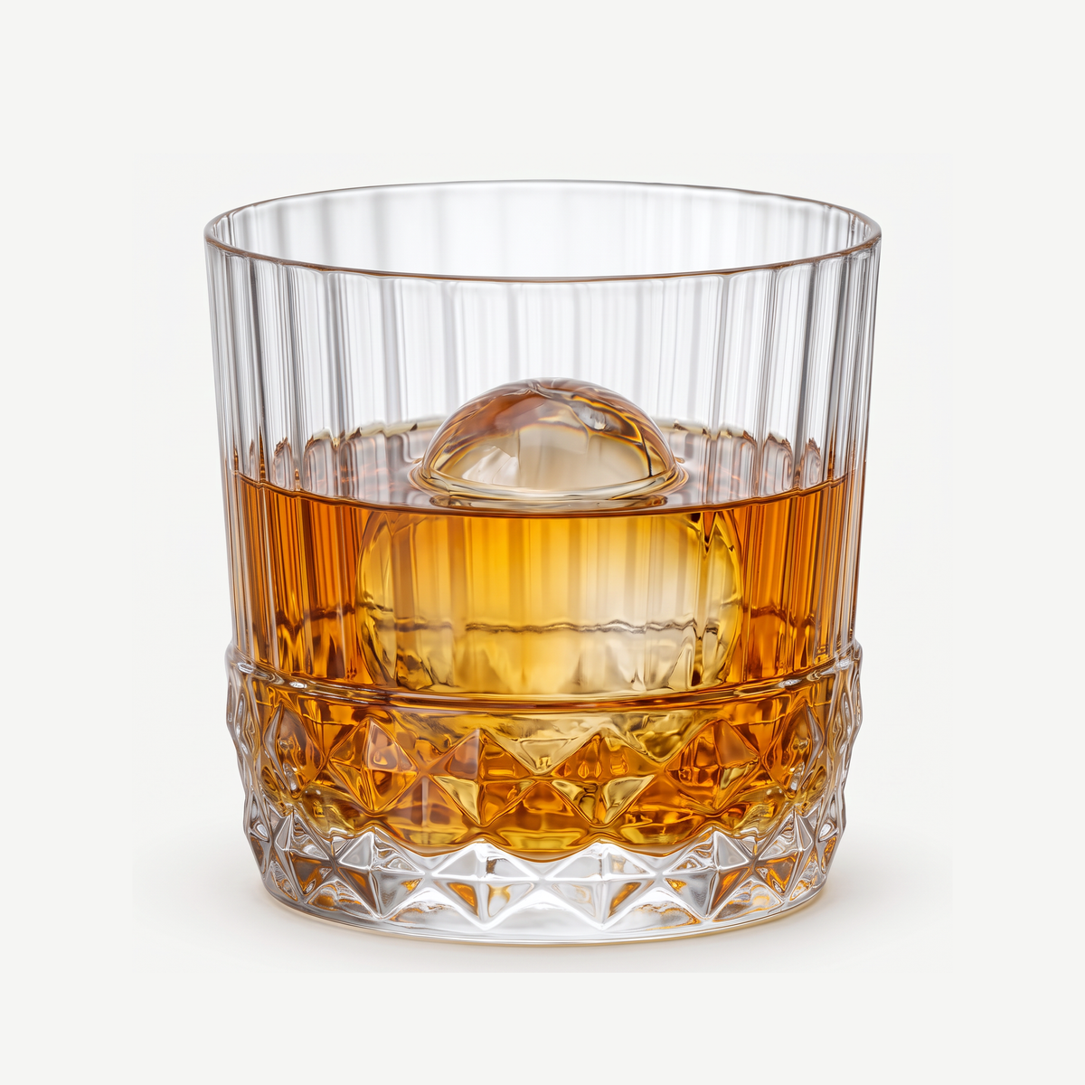 Bormioli Rocco America'20S Tumbler 37 Cl gevuld met whisky en ijs