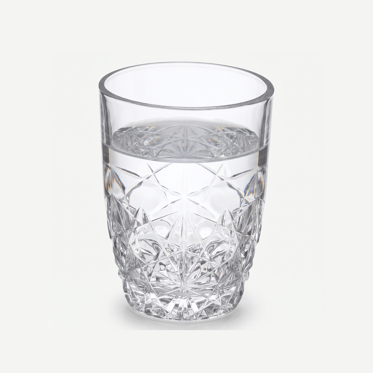 Bormioli Rocco Dedalo glas met geometrisch reliëf gevuld met water
