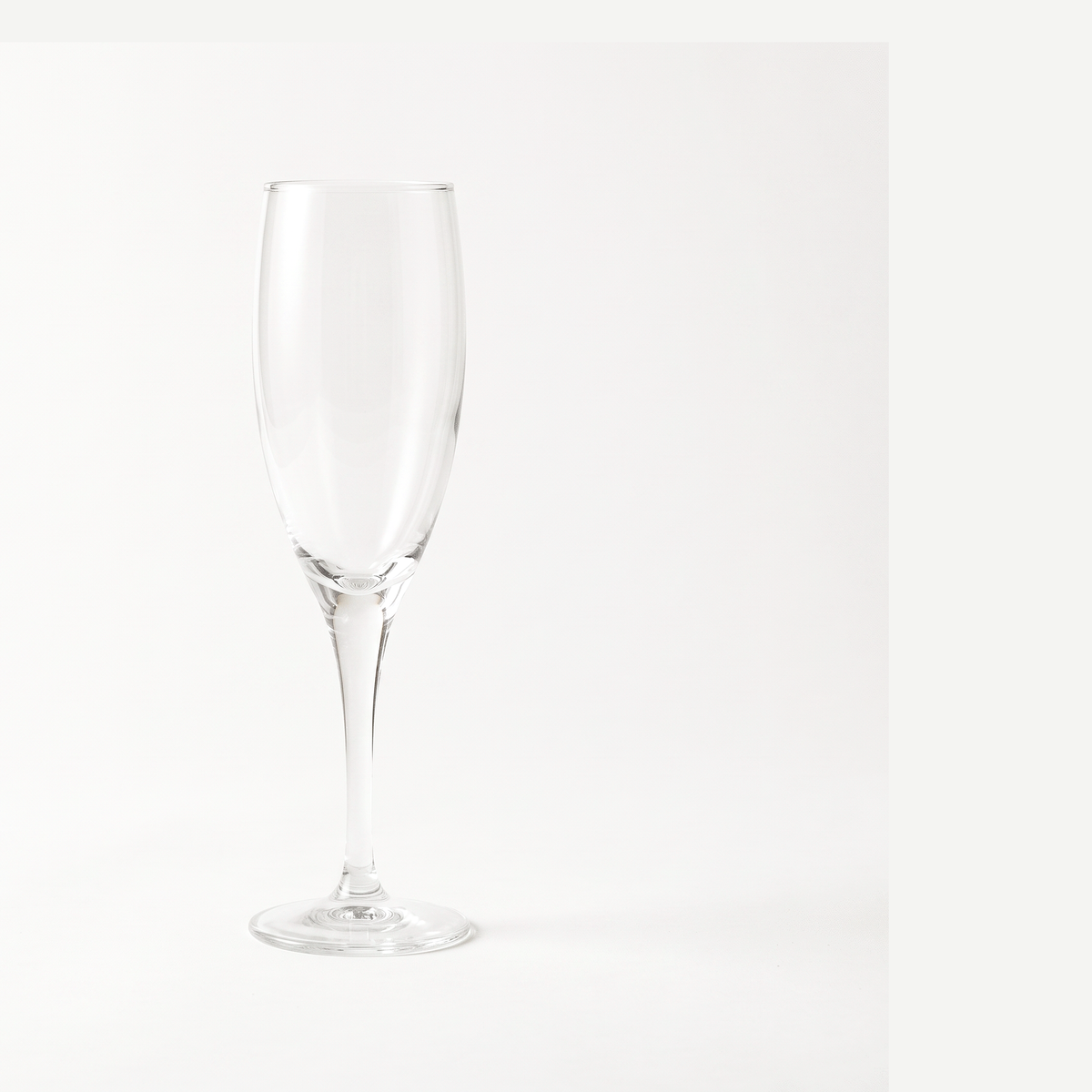 Bormioli Rocco Fiore Champagne Flute 17,5 Cl - 12 Stuks leeg op gebroken witte achtergrond