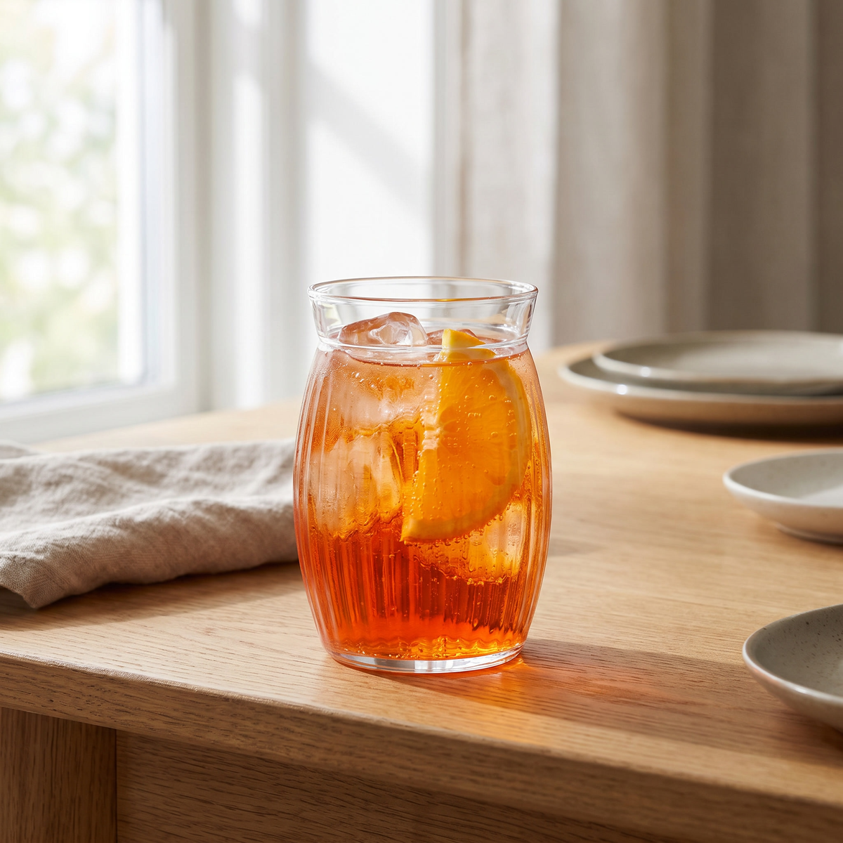 Bormioli Rocco Sweet cocktailglas 45 cl met spritz op een eiken eettafel