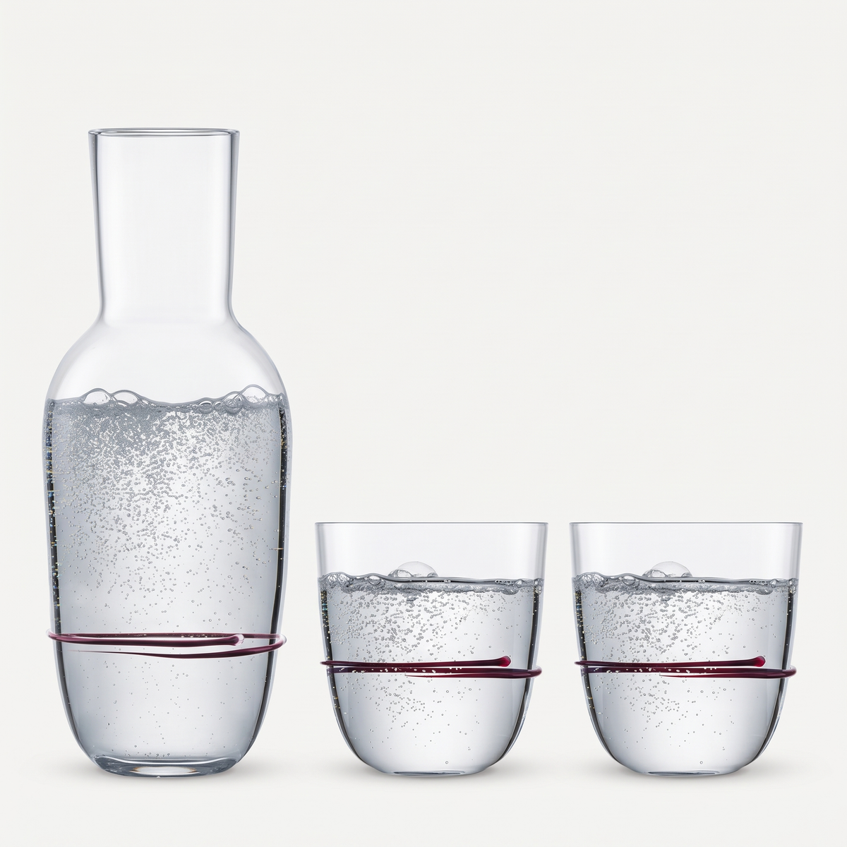 Zwiesel Glas Aura set karaf met twee tumblers aubergine gevuld met bruisend water