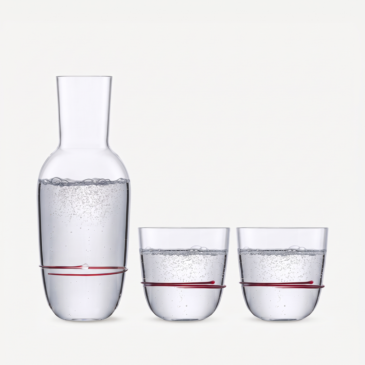 Zwiesel Glas Aura set karaf met twee tumblers rood gevuld met bruisend water