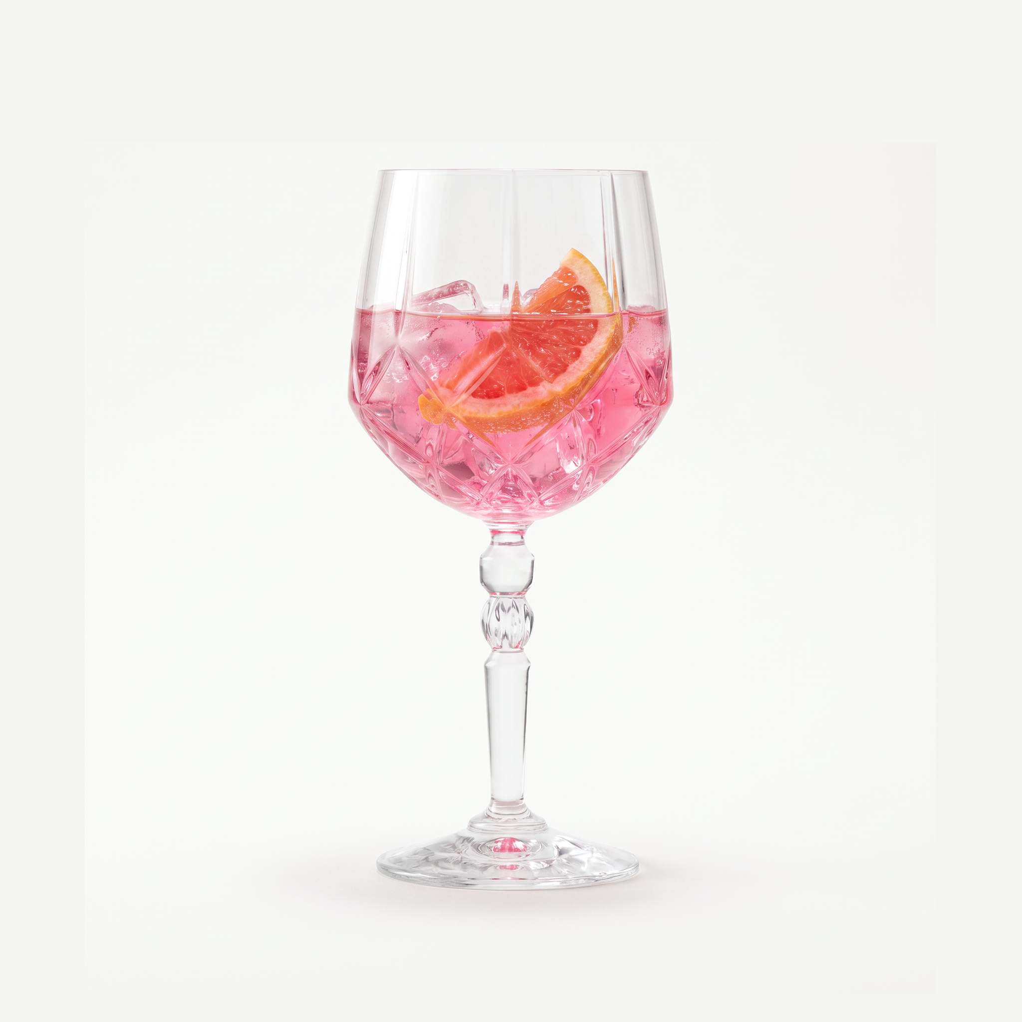 RCR Alkemist gin-tonicglas 53 cl gevuld met gin tonic met grapefruit
