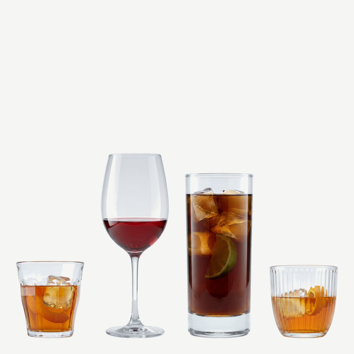 Verhuisbox met waterglas, wijnglas, longdrinkglas en tumbler gevuld