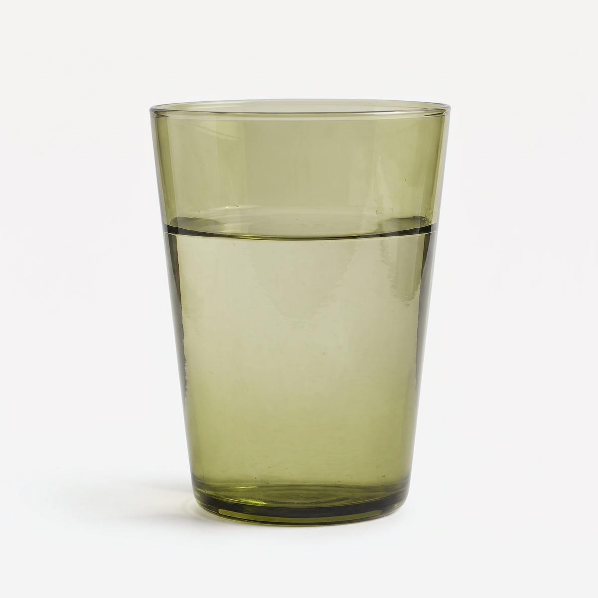 Zwiesel Glas Together Waterglas 54,8 Cl Olijfgroen - 4 Stuks gevuld op gebroken witte achtergrond