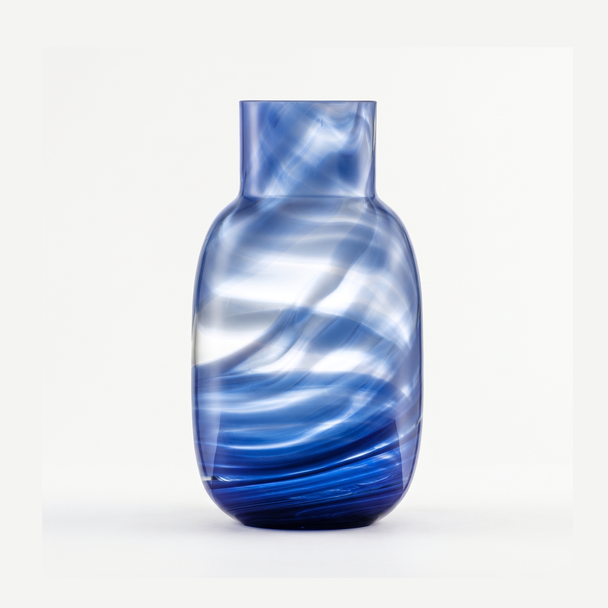 Zwiesel Glas Waters vaas groot 27,7 cm blauw op gebroken witte achtergrond